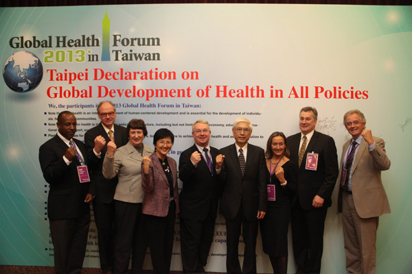 與會者共同宣誓及簽署全球健康工程臺北宣言