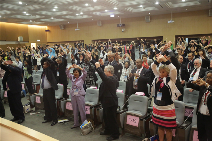 2014 Global Health Forum in Taiwan-Director General Dr. Shu-Ti Chiou joined with the guests in healthy exercises during conference break